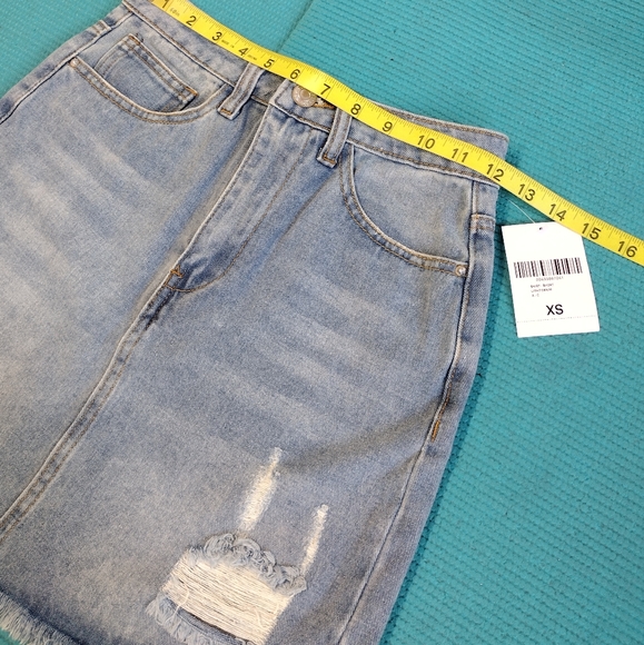 NWT Forever 21 Denim Mini Raw Skirt Frayed Hem Size XS - Picture 3 of 9